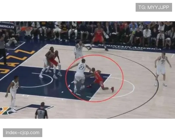 勇士伤病潮影响战术执行 小快灵打法缺少核心箭头